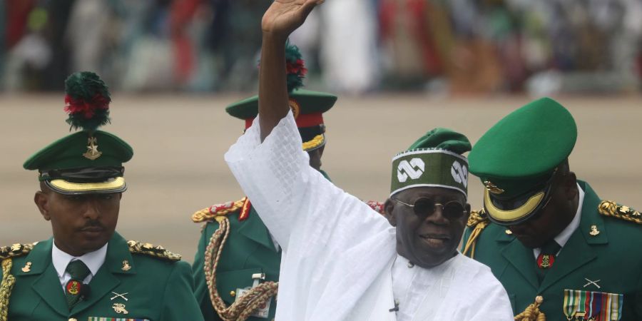 Nigerias neuer Präsident Bola Ahmed Tinubu winkt am 29.05.2023 seinen Anhängern zu, nachdem in Abuja vereidigt wurde.