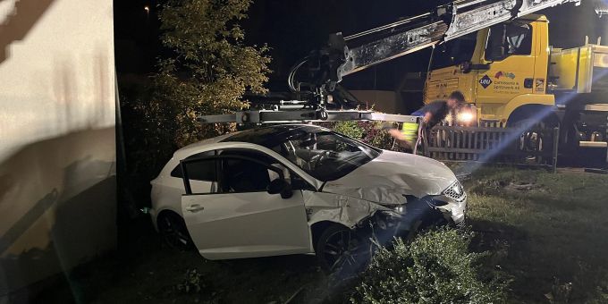 Oberwil BL: Personenwagenlenker verursacht Selbstunfall Personenwagenlenker verursacht Selbstunfall