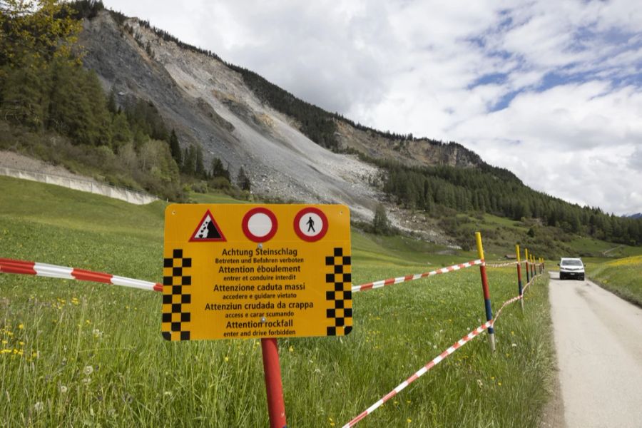 Immer wieder donnern Felsbrocken ins Dorf.