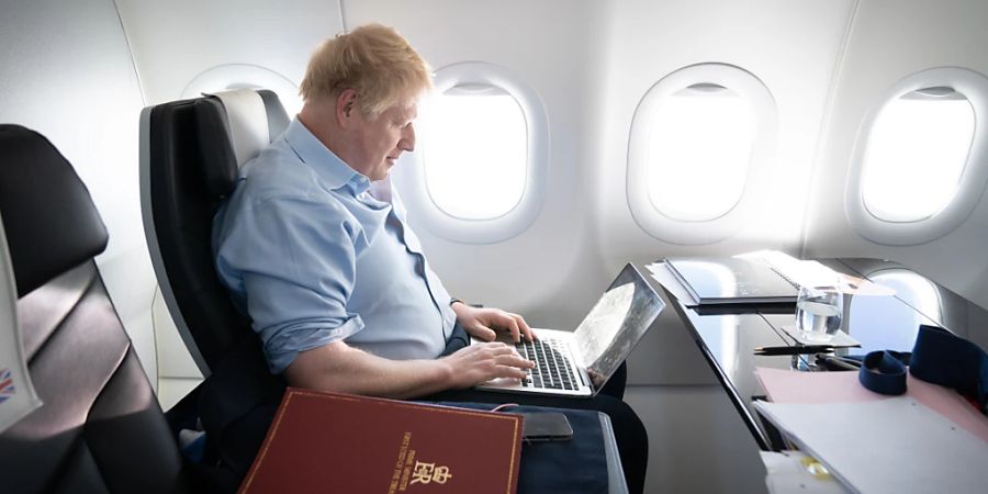 ARCHIV - Boris Johnson, ehemaliger Premierminister von Grossbritannien, arbeitet an Bord seines Flugzeugs während seiner Rückreise aus Saudi-Arabien. Foto: Stefan Rousseau/PA Wire/dpa