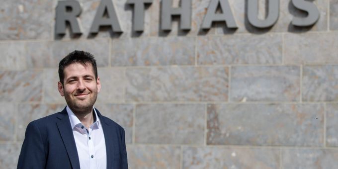 Ryyan Alshebl (Grüne) kam als Flüchtling aus Syrien nach Deutschland – nur wird er Bürgermeister von Ostelsheim. Ryyan Alshebl (Grüne) kam als Flüchtling aus Syrien nach Deutschland – nur wird er Bürgermeister von Ostelsheim.