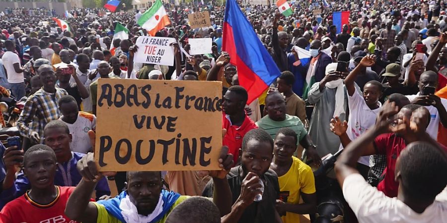 Vielen Menschen im Niger unterstützen den Putsch der Militärs. Foto: Sam Mednick/AP/dpa