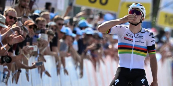 Bei der Zieleinfahrt küsste Remco Evenepoel seine Hand und streckte sie dann gen Himmel – in Gedenken an Gino Mäder. Tour de Suisse