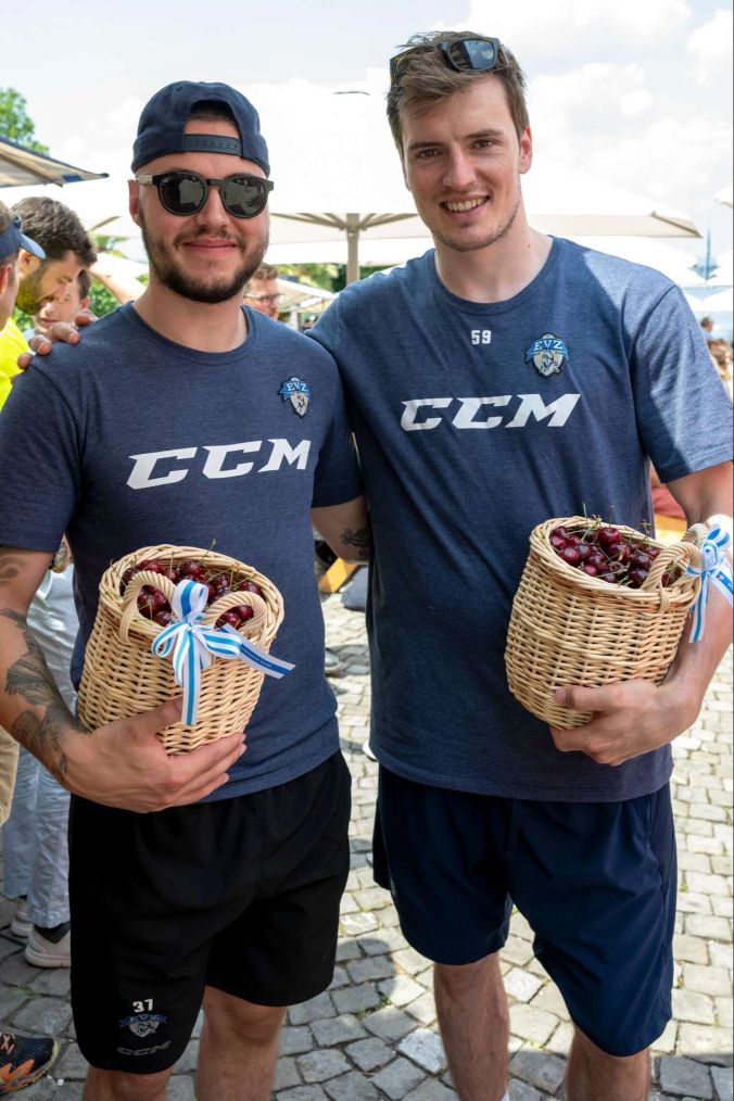 Die EV Zug Spieler Dario Simion und Elia Riva am Chriesisturm in Zug.