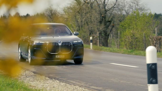 Je nach Mitfahrer kann das Auto fast 3 Tonnen wiegen. BMW i7