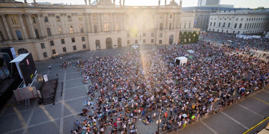 Besucher verfolgen die öffentliche Live-Übertragung von Giuseppe Verdis «Don Carlo» im Rahmen der «Staatsoper für alle».