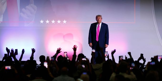 Ex-Präsident Donald Trump bei einer Veranstaltung im US-Bundesstaat Michigan. Dort sollen einige seiner Anhänger 2020 versucht haben, die Wahlen zu beeinflussen. Ex-Präsident Donald Trump bei einer Veranstaltung im US-Bundesstaat Michigan. Dort sollen einige seiner Anhänger 2020 versucht haben, die Wahlen zu beeinflussen.