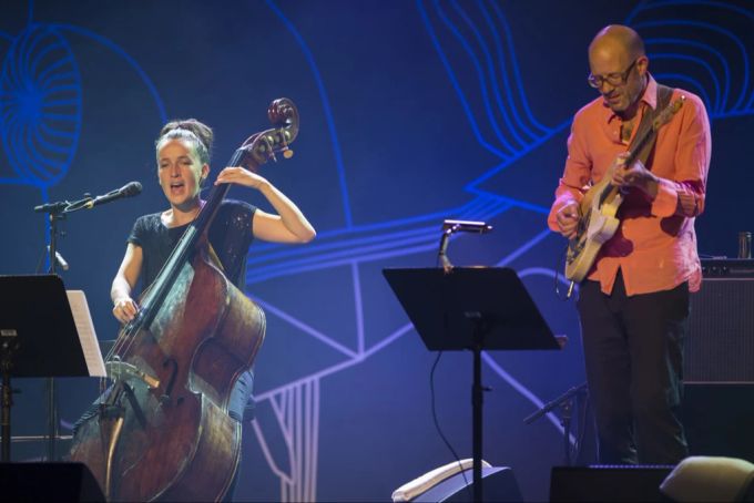 Die Musikerin Anna Trauffer und der Gitarrist Philipp Schaufelberger von der Formation «Die vierzig Muetter Kirgistans» bei ihrem Konzert am traditionellen Jazz Festival Willisau im Jahr 2015. Jazz Festival Willisau