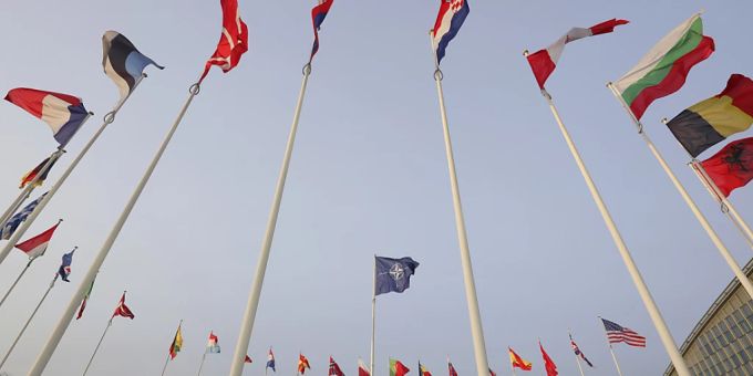 ARCHIV - Die Flaggen der NATO-Mitglieder wehen vor der Unterzeichnung einer gemeinsamen Erklärung zur Zusammenarbeit in strategischen Bereichen zwischen der NATO und der EU vor dem NATO-Hauptquartier. Foto: Olivier Matthys/AP/dpa ARCHIV - Die Flaggen der NATO-Mitglieder wehen vor der Unterzeichnung einer gemeinsamen Erklärung zur Zusammenarbeit in strategischen Bereichen zwischen der NATO und der EU vor dem NATO-Hauptquartier. Foto: Olivier Matthys/AP/dpa