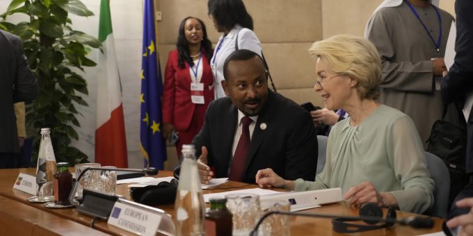 EU-Kommissionspräsidentin Ursula von der Leyen spricht während einer internationalen Konferenz über Migration in Rom mit dem äthiopischen Präsidenten Abiy Ahmed Ali. ursula von der leyen