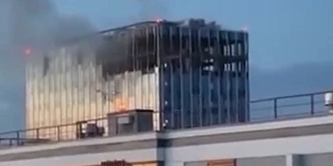 Bild-Ausschnitt aus dem Video unten: Zu sehen ist das Bürohochhaus, das von Drohnen angegriffen wurde.