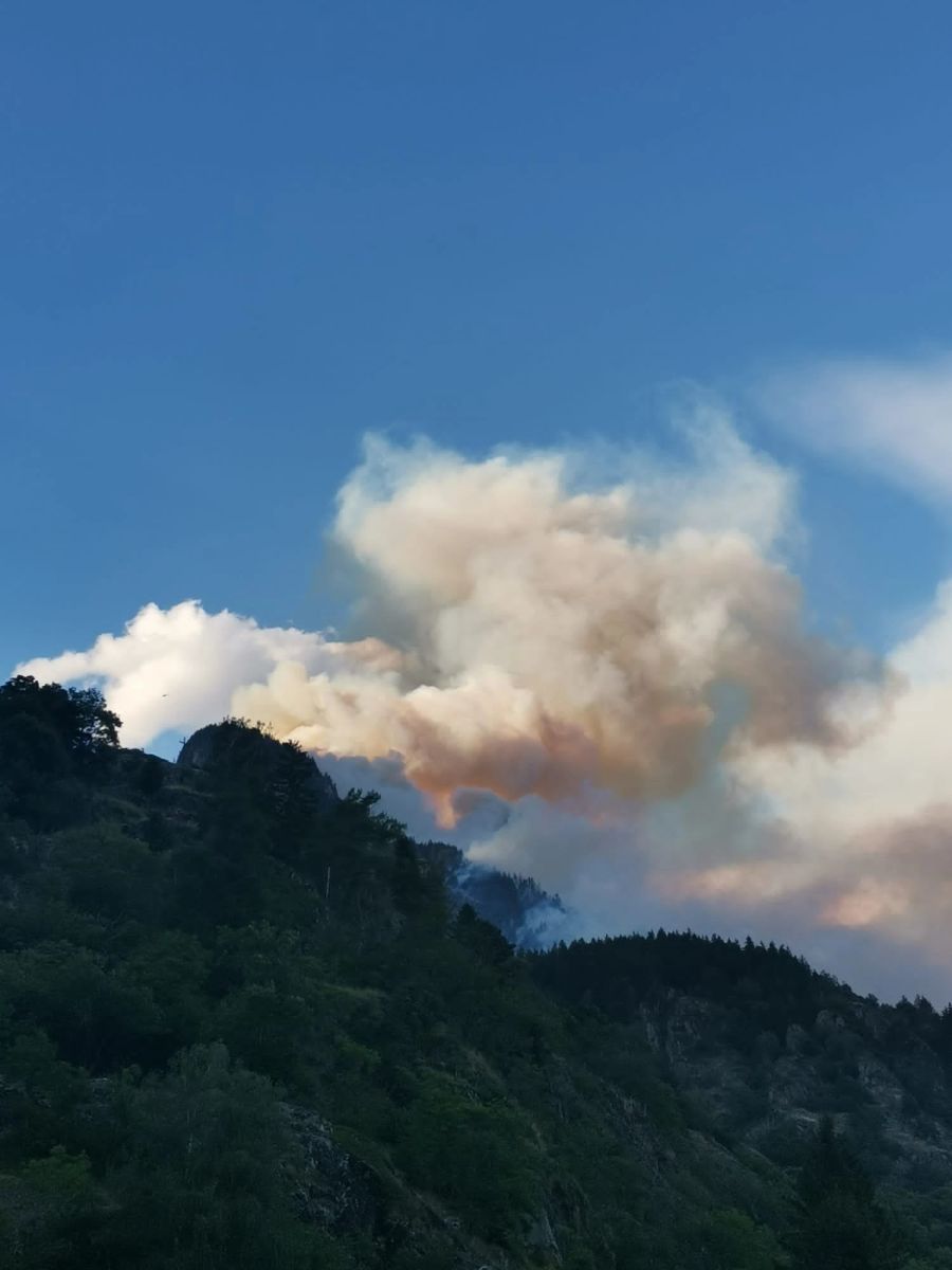 Massive Rauchwolken und Flammen sind aus Naters zu sehen.