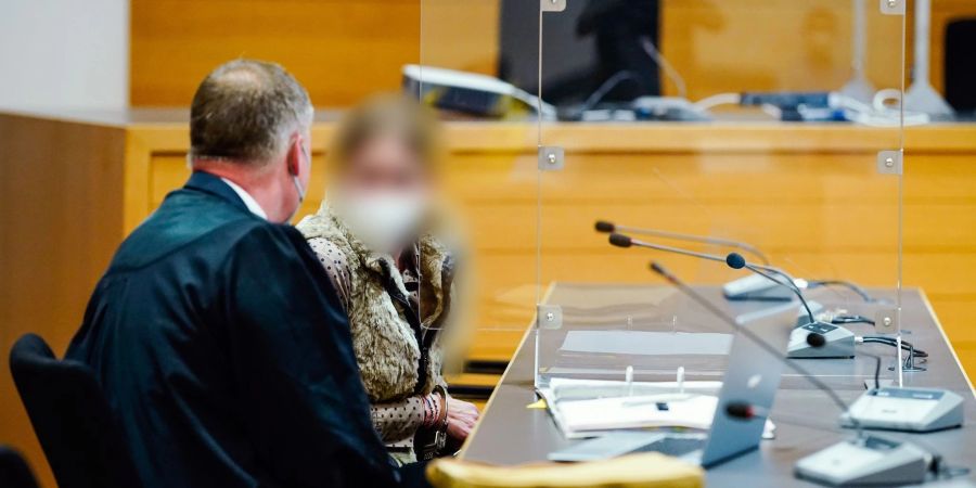 Andrea H. soll versucht haben, ihren Chef bei lebendigen Leib zu verbrennen. Ihr wird nun wegen versuchten Mordes der Prozess gemacht.