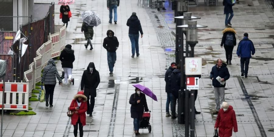 Passanten in Essen im Februar