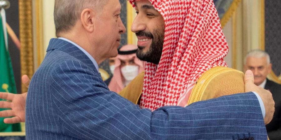 HANDOUT - Auf diesem von der Saudi Press Agency zur Verfügung gestellten Foto empfängt Mohammed bin Salman (r), Kronprinz von Saudi-Arabien, Recep Tayyip Erdogan, Präsident der Türkei. Bei dem Treffen wurde über Wege gesprochen, die Zusammenarbeit der beiden Länder auszubauen, so die Nachrichtenagentur SPA. Foto: -/Saudi Press Agency/dpa - ACHTUNG: Nur zur redaktionellen Verwendung und nur mit vollständiger Nennung des vorstehenden Credits