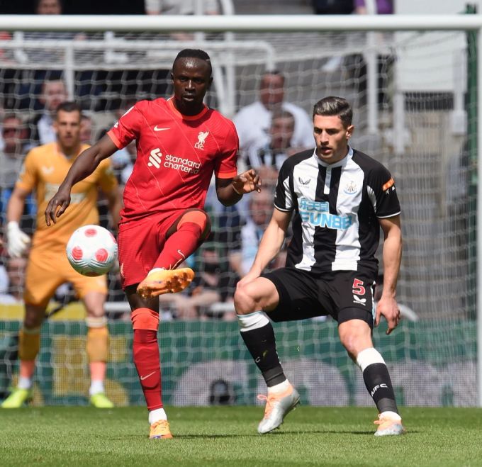 Fabian Schär steht gegen Liverpool in der Startelf, muss nach einer Stunde verletzt runter. Liverpool