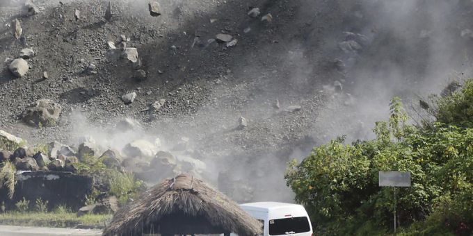 Felsbrocken fallen während eines Erdbebens am 27. Juli 2022 auf eine Strasse. Foto: Harley Palangchao/AP/dpa Felsbrocken fallen während eines Erdbebens am 27. Juli 2022 auf eine Strasse. Foto: Harley Palangchao/AP/dpa