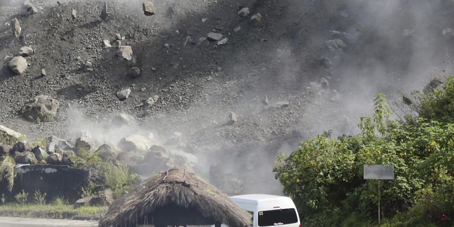 Felsbrocken fallen während eines Erdbebens am 27. Juli 2022 auf eine Strasse. Foto: Harley Palangchao/AP/dpa