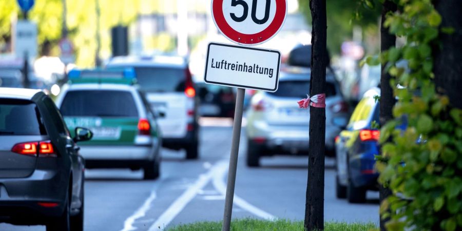 Zahlreiche Autos fahren im Berufsverkehr über den Mittleren Ring in München. Ein Jahr nach dem Stickstoffdioxid-Urteil des Europäischen Gerichtshofs gegen Deutschland ziehen Umweltministerium und Deutsche Umwelthilfe ganz unterschiedlich Bilanz.