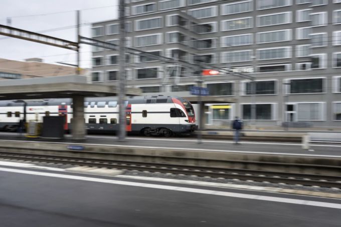Eine S-Bahn zwischen Zürich und Zürich Altstetten. S-Bahn Zürich