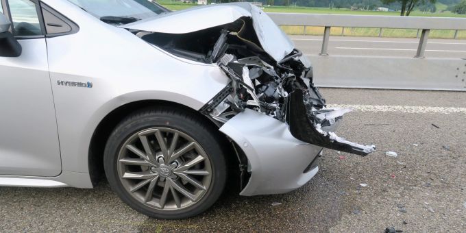 A3 / Bilten GL: Auffahrkollision mit drei beteiligten Fahrzeugen A3 / Bilten GL: Auffahrkollision mit drei beteiligten Fahrzeugen