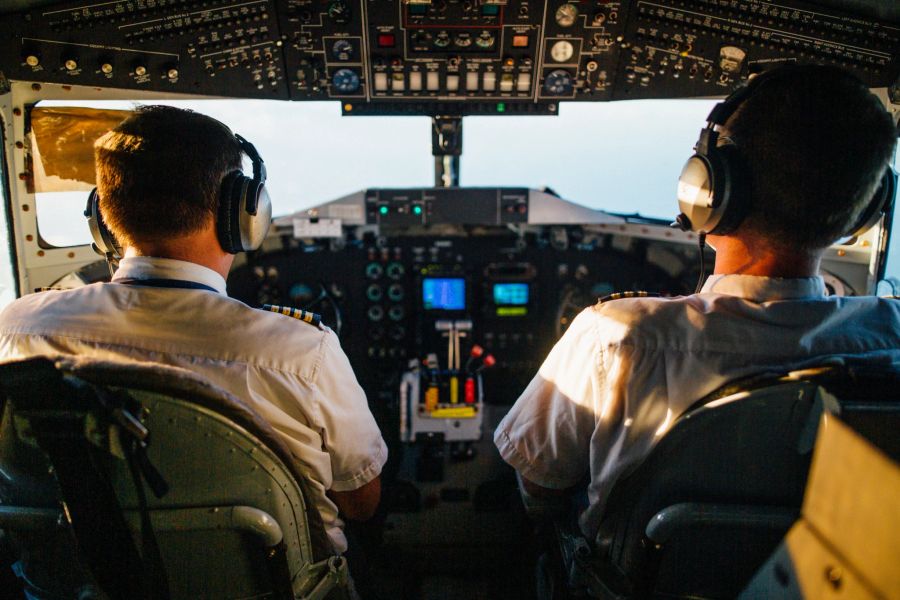 Die Piloten helfen sich deshalb, in dem sie sich GPS-Systeme ans Armaturenbrett im Cockpit kleben (Symbolbild)