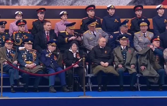 Wladimir Putin bedeckte an der Siegesparade seine Beine mit einer Decke. Dies befeuerte Gerüchte über eine mögliche Krankheit des russischen Präsidenten erneut. wladimir Putin