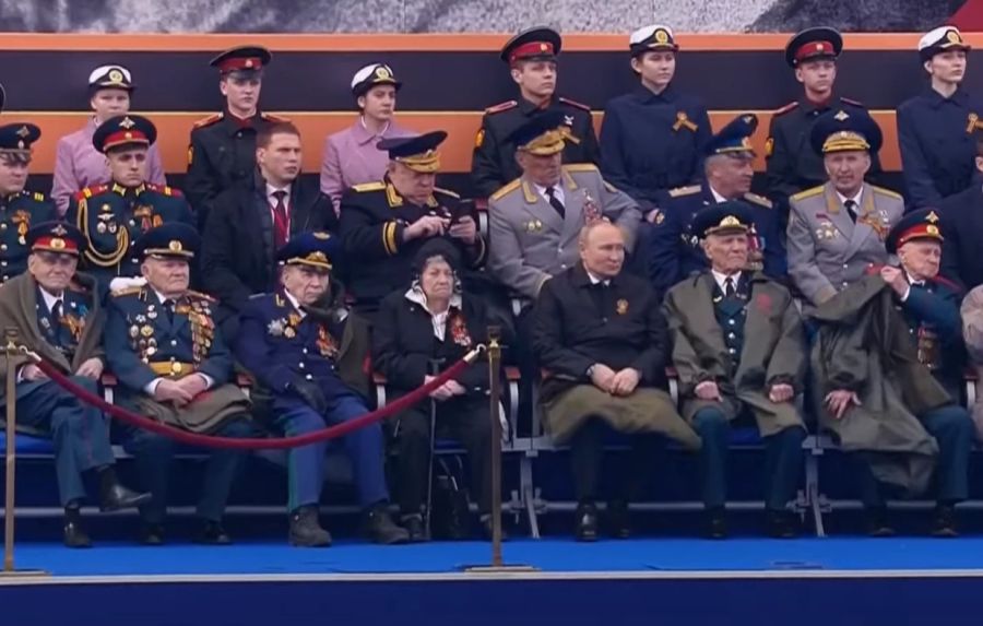 Wladimir Putin bedeckte an der Siegesparade seine Beine mit einer Decke. Dies befeuerte Gerüchte über eine mögliche Krankheit des russischen Präsidenten erneut.