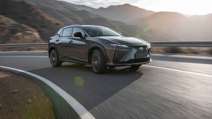 Die 313PS sorgen für bis zu 400km elektrischen Fahrspass dank der grossen 71kWh-Batterie Lexus RZ 450e