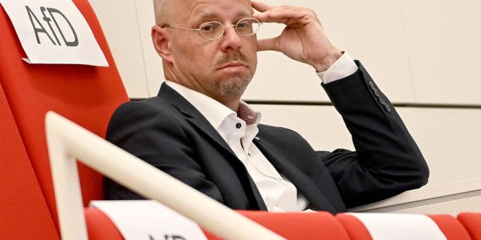 Andreas Kalbitz wurde vorgeworfen, bei seinem Eintritt in die AfD 2013 unter anderem eine frühere Mitgliedschaft in der inzwischen verbotenen rechtsextremen «Heimattreuen Deutschen Jugend» verschwiegen zu haben. Andreas Kalbitz wurde vorgeworfen, bei seinem Eintritt in die AfD 2013 unter anderem eine frühere Mitgliedschaft in der inzwischen verbotenen rechtsextremen «Heimattreuen Deutschen Jugend» verschwiegen zu haben.