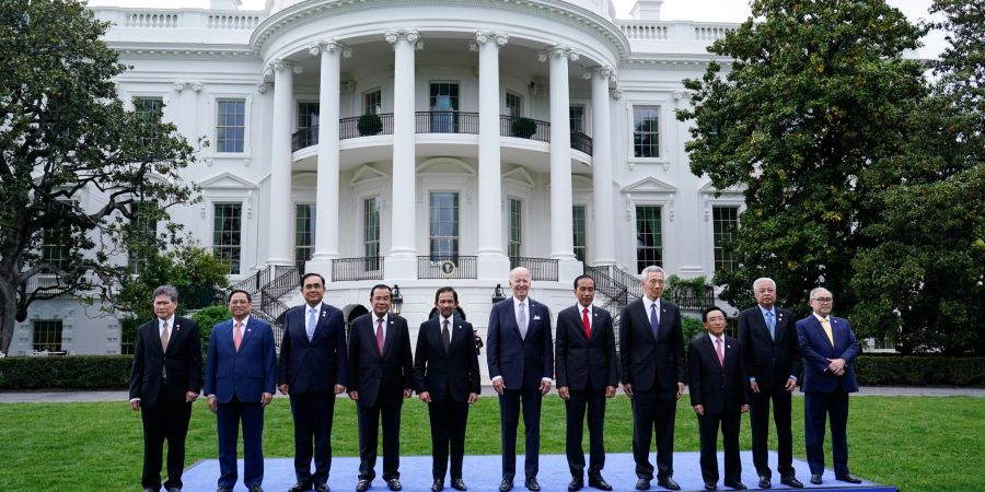 US-Präsident Joe Biden (M) und die Staats- und Regierungschefs des Verbands Südostasiatischer Nationen (ASEAN) beim Fototermin vor dem Weissen Haus in Washington.