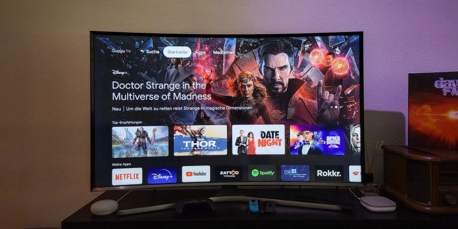 Direkt auf dem Startscreen liefert Google TV aktuelle Empfehlungen aus verschiedenen Angeboten.