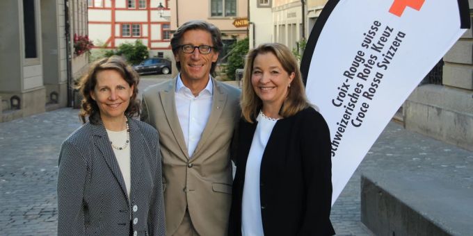 Barbara Schmid-Federer (rechts) löst Thomas Heiniger (mitte) an der Spitze des Schweizerischen Roten Kreuz ab. (Archivbild) srk