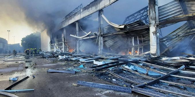 Feuerwehrleute versuchen, einen Brand in einem Einkaufszentrum in der zentralukrainischen Stadt Krementschuk zu löschen. einkaufszentrum