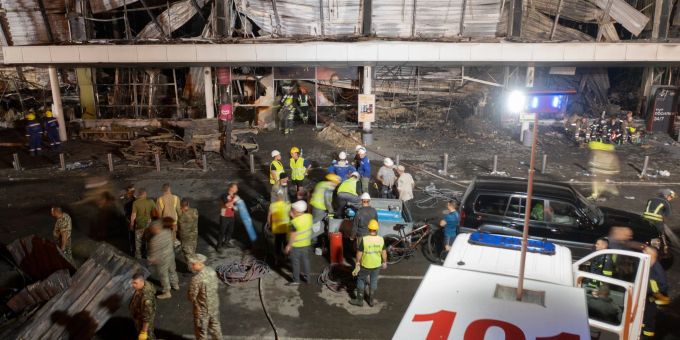 Feuerwehrleute bekämpfen den Brand in einem Einkaufszentrum nach einem Raketenangriff in Krementschuk. Feuerwehrleute bekämpfen den Brand in einem Einkaufszentrum nach einem Raketenangriff in Krementschuk.