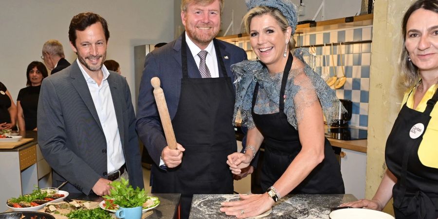 Königin Maxima (2.v.r) und König Willem-Alexander (M) beim Besuch einer Community-Cooking-Küche in Wien.