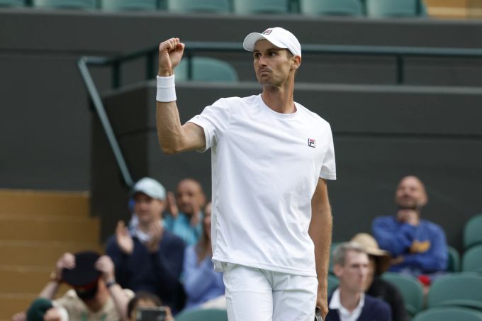 Alexander Ritschard schlug sich in Wimbledon gegen Stefanos Tsitsipas achtbar. Alexander Ritschard Wimbledon
