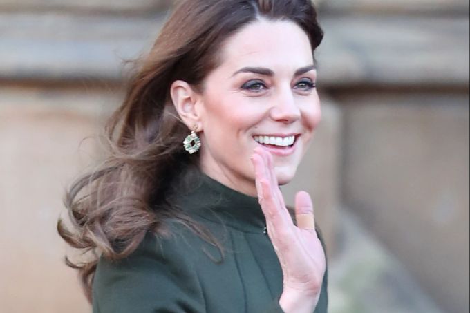 So symmetrisch ist das Lächeln von Herzogin Kate sonst eigentlich. Herzogin Kate Meghan Markle
