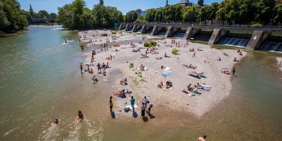 Sommer an der Isar in München.