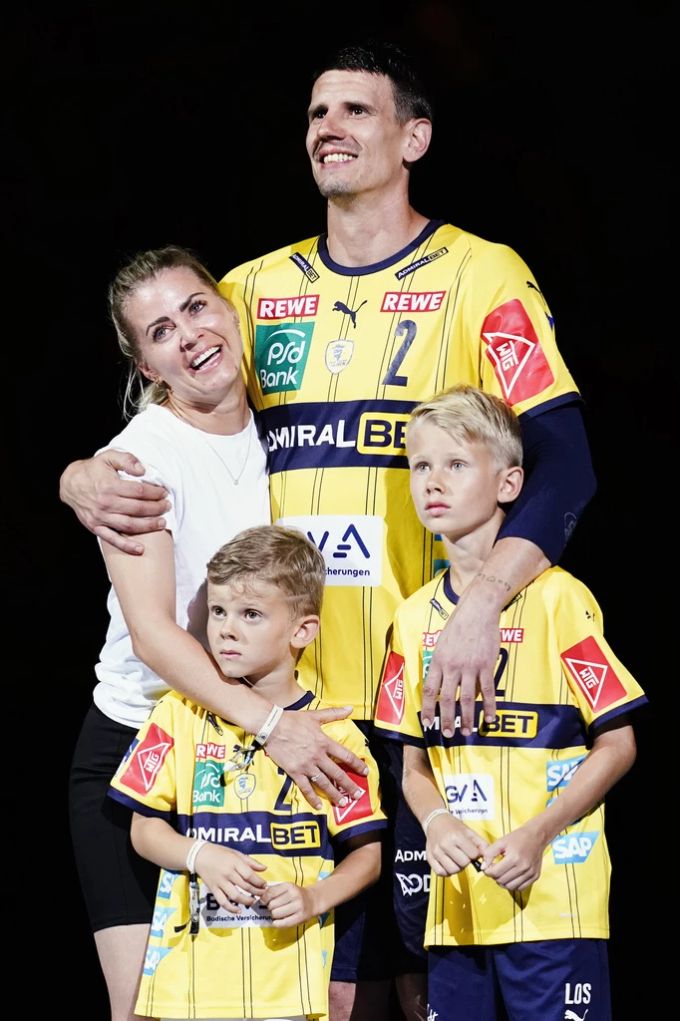 08.06.2022, Baden-Württemberg, Mannheim: Handball: Bundesliga, Rhein-Neckar Löwen - THW Kiel, 33. Spieltag, SAP-Arena. Andy Schmid von den Rhein-Neckar Löwen steht mit seiner Frau Therese und den beiden Kindern Lio (r) und Levi bei seiner Verabschiedung auf dem Spielfeld. Rhein-Neckar Löwen handball