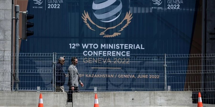 Plakat am WTO-Sitz in Genf