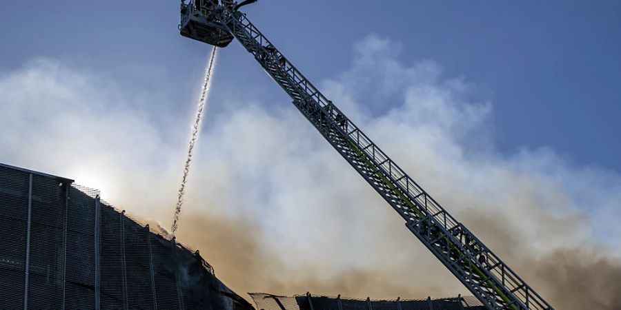 Ein Grossbrand am Sonntagnachmittag in der Industriezone von Satigny bei Genf liess ein Dach einstürzen.