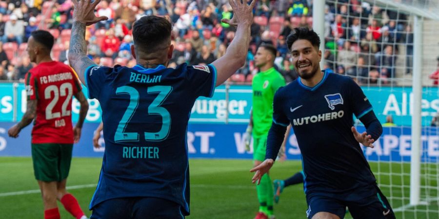 Suat Serdar (r) und Marco Richter feierten mit Hertha einen wichtigen Sieg in Ausgburg.