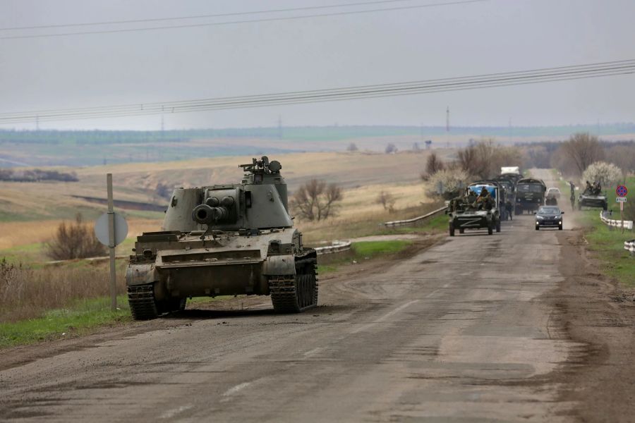 Russische Militärfahrzeuge fahren eine Strasse in der Nähe von Mariupol entlang. Alexei Alexandrov/AP/dpa