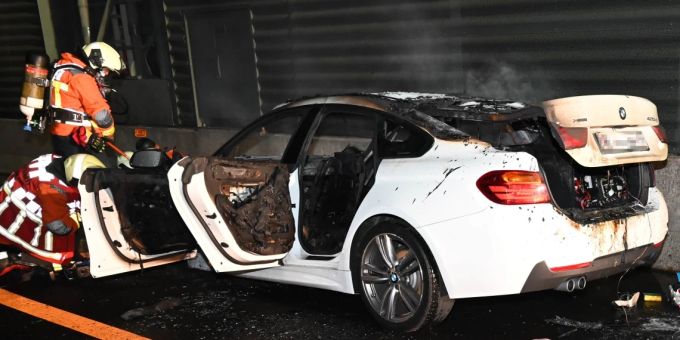 Auto in Vollbrand. Niemand wurde verletzt.