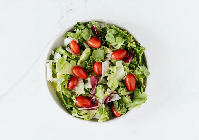 Die Freundin der ratsuchenden Frau ernährt sich seit einem Jahr strikt vegan – sie isst also nur noch pflanzliche Produkte wie Salat (Symbolbild). Vegan