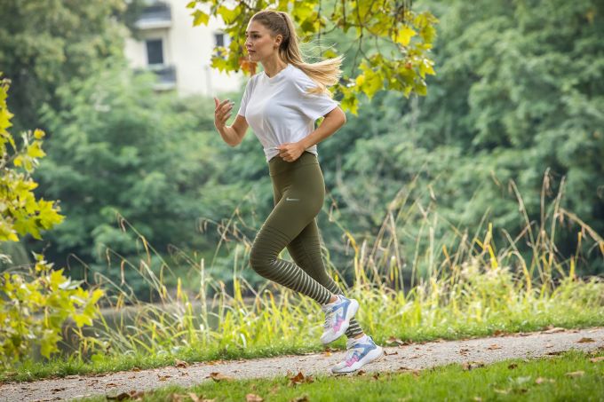 Bei Stress sammelt sich oft Energie im Körper an. Wandelt man die in Bewegung um, fühlt man sich anschliessend oft besser. Frau Joggen Park See Sommer