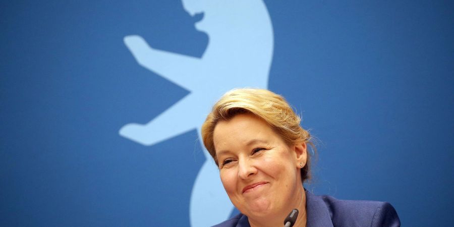 Berlins Regierende Bürgermeisterin Franziska Giffey (SPD) beantwortet während einer Pressekonferenz im Roten Rathaus Fragen von Journalisten.
