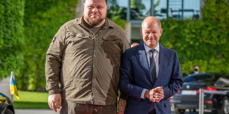 Bundeskanzler Olaf Scholz begrüsst den Präsidenten des ukrainischen Parlaments, Ruslan Stefantschuk, vor dem Kanzleramt.