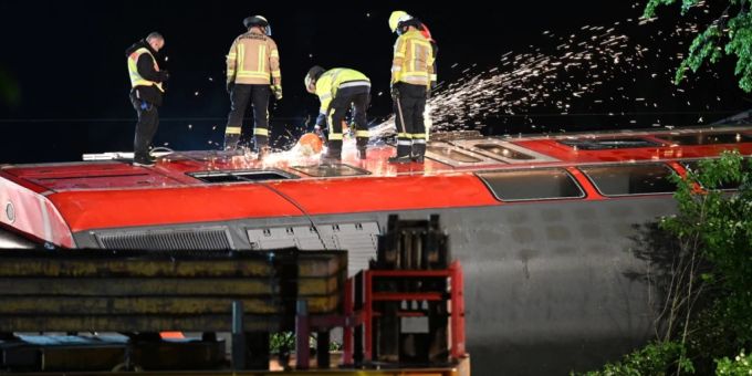 Zahlreiche Einsatz- und Rettungskräfte sind bis spät in der Nacht an der Unfallstelle im Einsatz. Foto: Angelika Warmuth/dpa Unfall